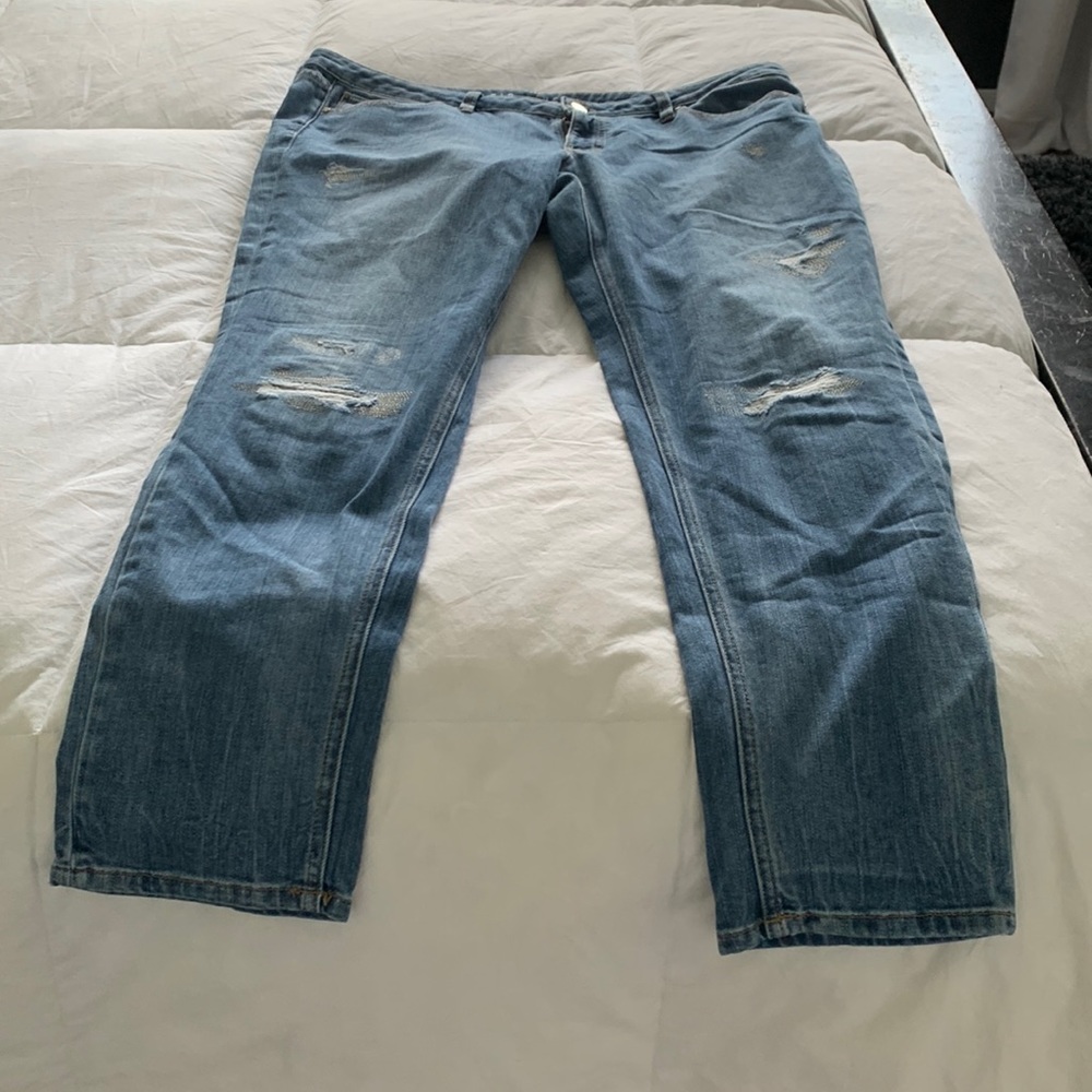 WHITE HOUSE BLACK MARKET light wash distressed Girlfriend jeans size 14